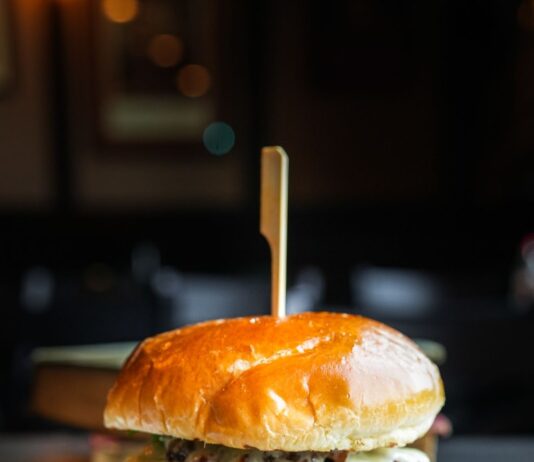 Відсвяткуйте свято дитини в стилі в HMD Bar and Grill, Ridgeland Ave, Chicago Ridge